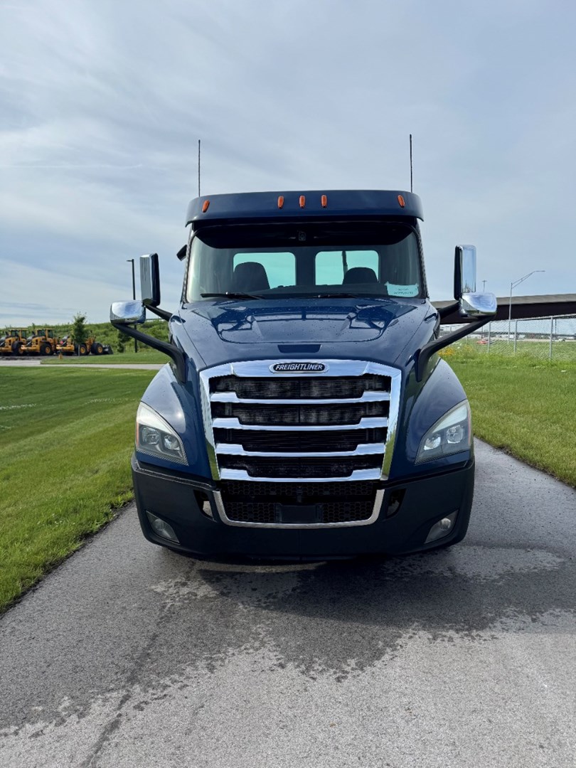 2019 FREIGHTLINER CASCADIA 113 - USED TRUCKS DAY CAB - image 2